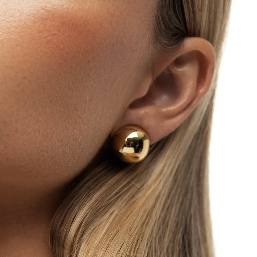 Chroma Plüsch golden stud earrings, first close-up